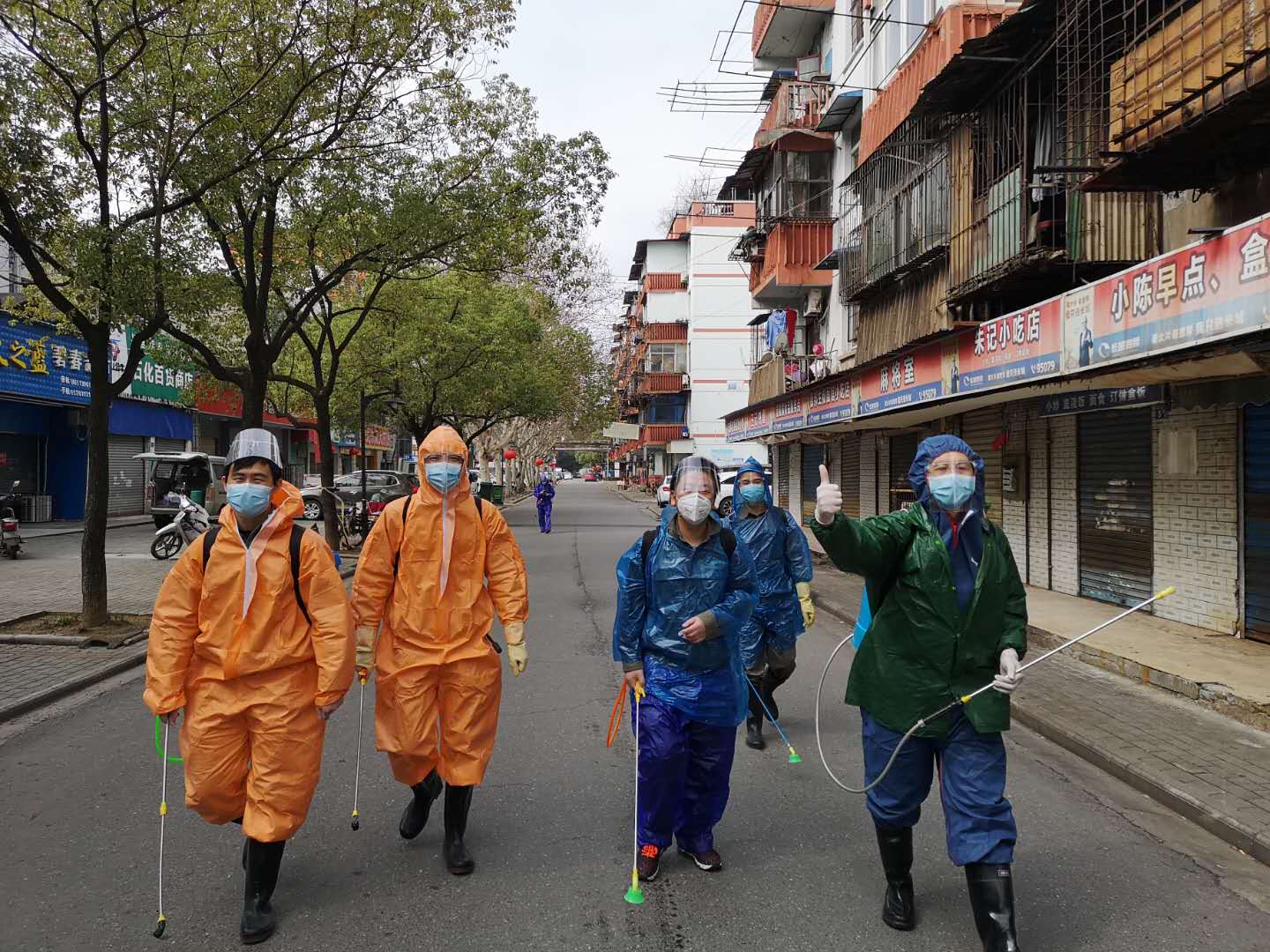 3月2日一大早，碧水集團、產業(yè)公司石化社區(qū)消殺小隊開始了一天的工作.jpg